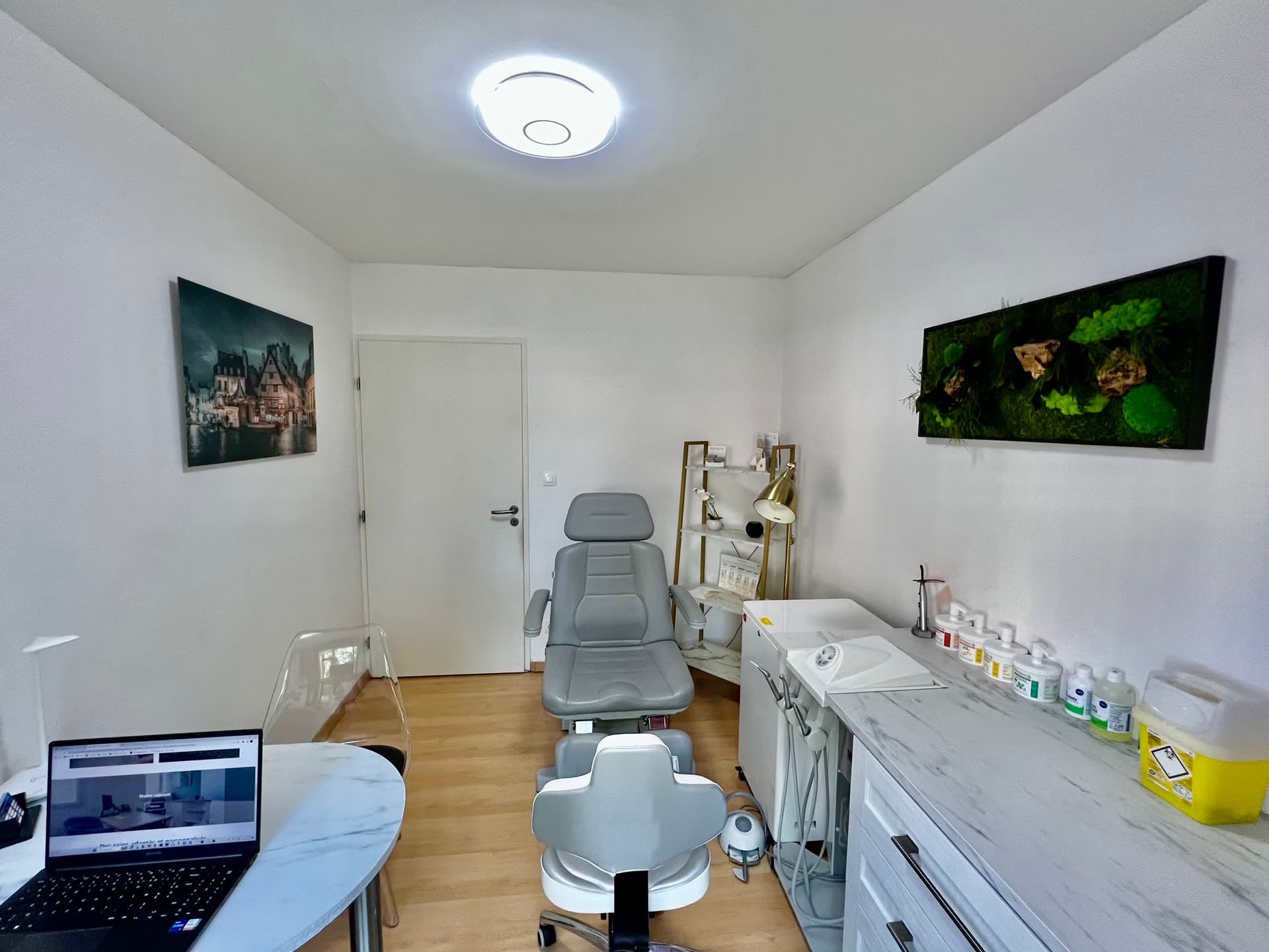 Seconde salle de soins du cabinet Renevey & Dourgian avec fauteuil de podologie et plan de travail équipé