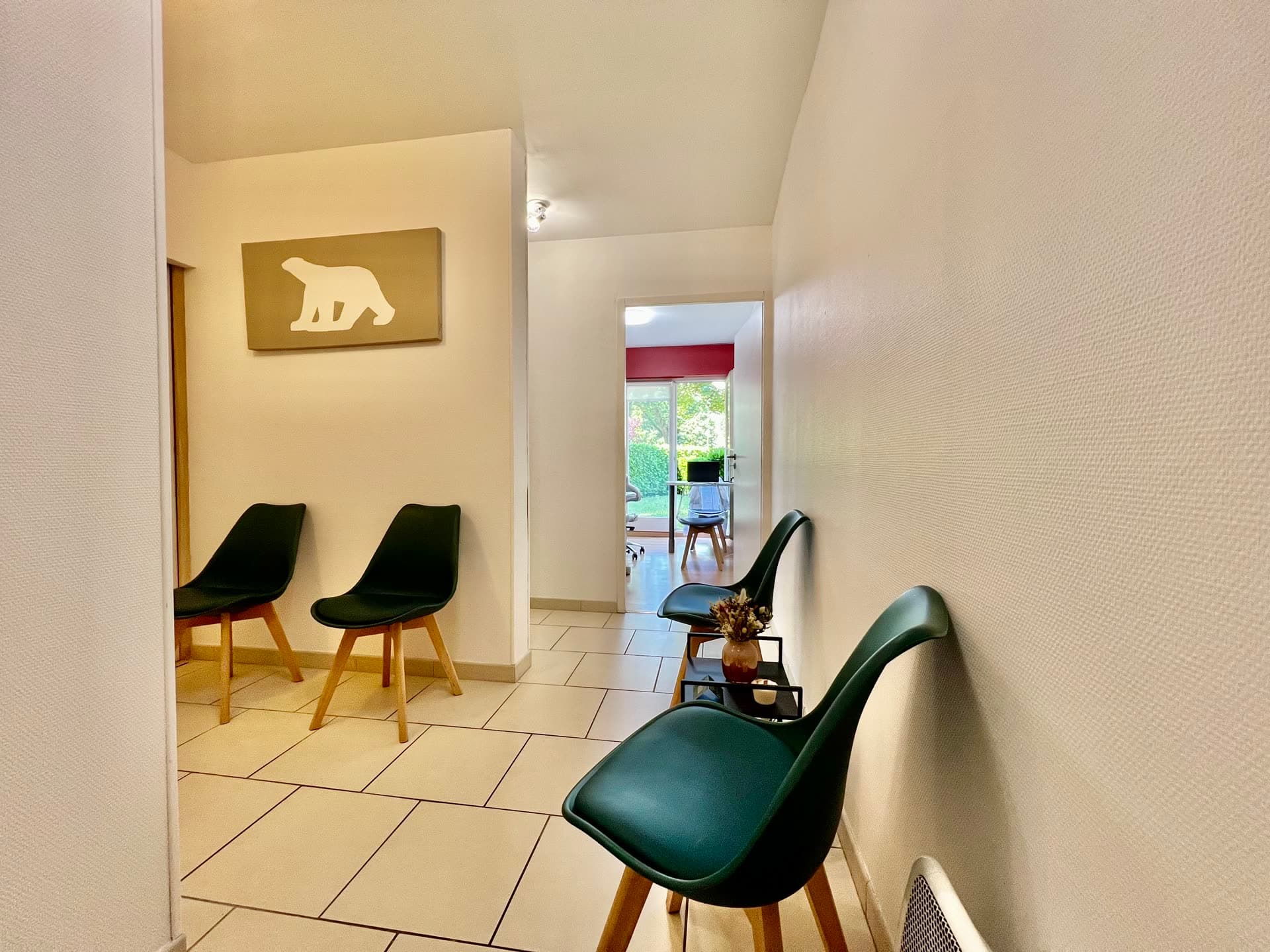Salle d'attente du cabinet de pédicurie-podologie à Dijon, lumineuse et accessible aux personnes à mobilité réduite